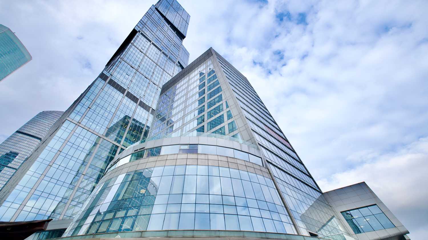 Башни соединяет 18-этажная секция с офисами, магазинами и торговым атриумом, где есть все необходимое для жизни
