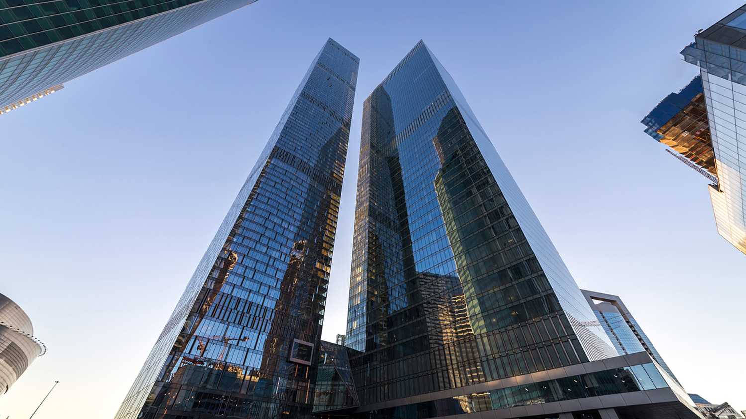 «ОКО» — комплекс из двух башен на 583 апартамента в деловом центре «Москва-Сити».