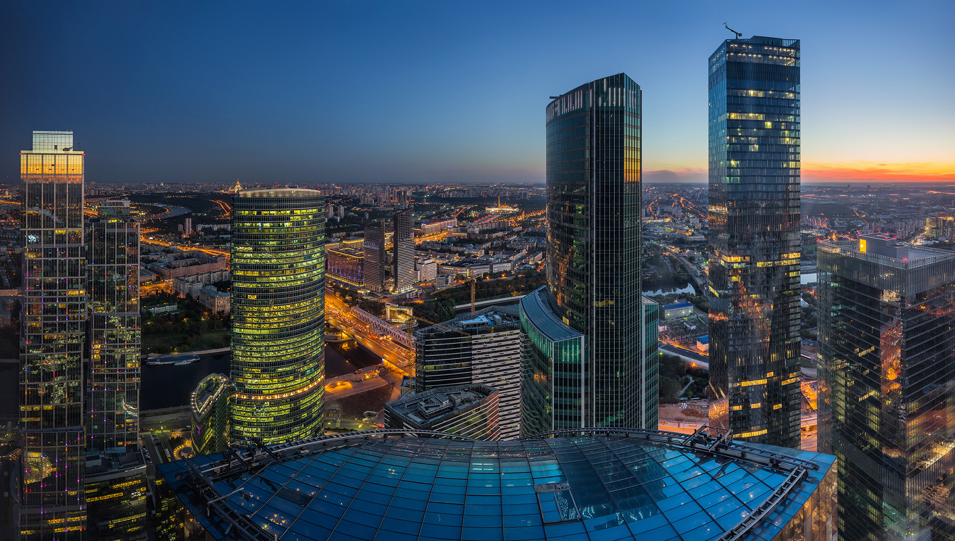 Вид на ночную Москву из окон башни «Федерация Восток»